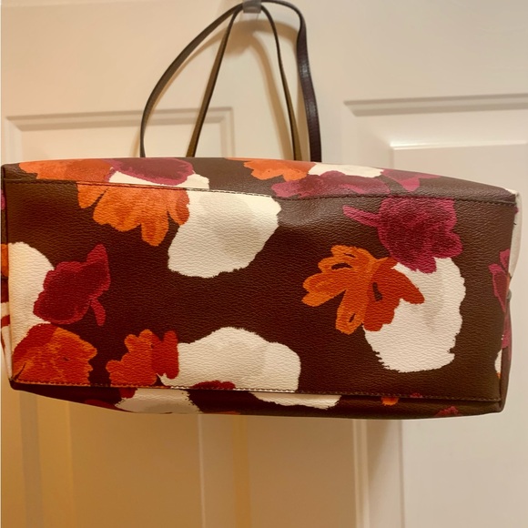 Coach City Zip Tote in Field Flora Print 
NWOT- RETIRED 2016 - Picture 6 of 13